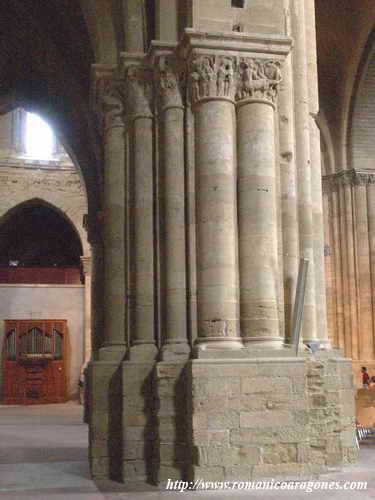 DETALLE DE UNA PILASTRA DESDE LOS PIES DE LA NAVE NORTE